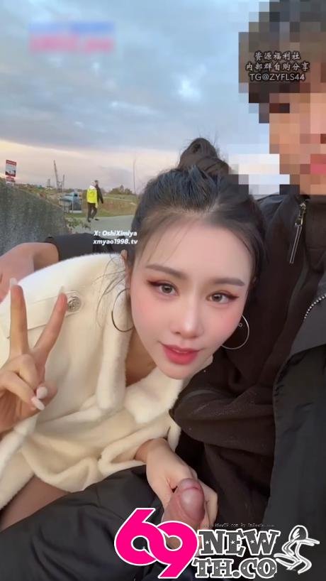 Xi Mengyao public crowded park 01