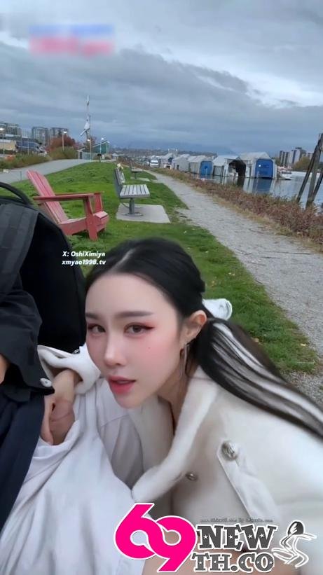 Xi Mengyao public crowded park 02